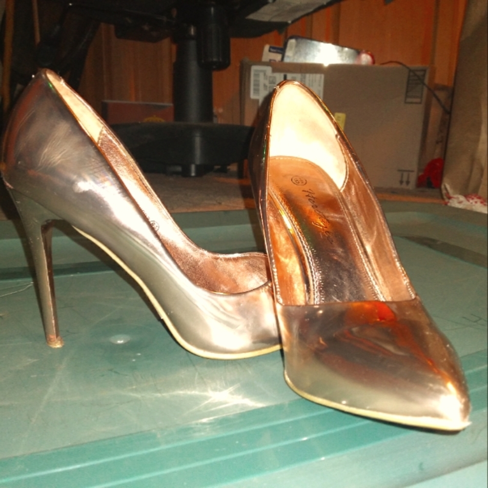Metallic pointy toed stilettos